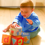 800px-Nino_jugando